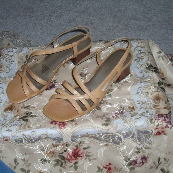 Carmel Leather Naturalizer Sandals - Size 8 1/2 Wide - Picture 3 of 6